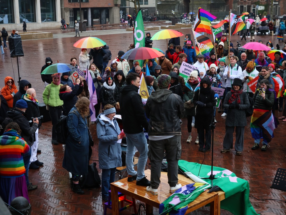 Trans podium - impressie bij Gebedsgenezersprotest